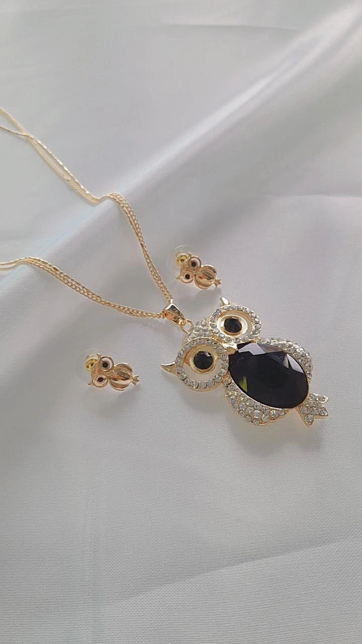 Corbatero búho negro.