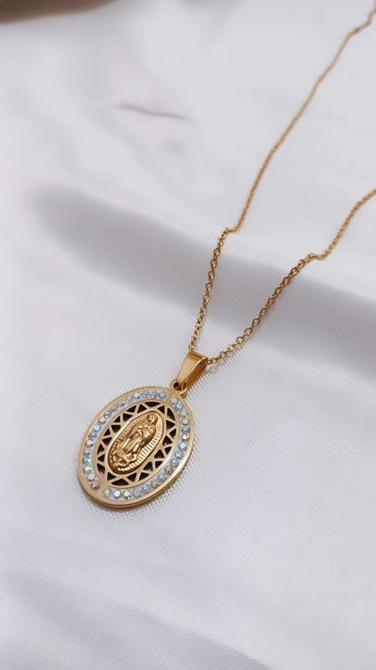 Dije con cadena virgen