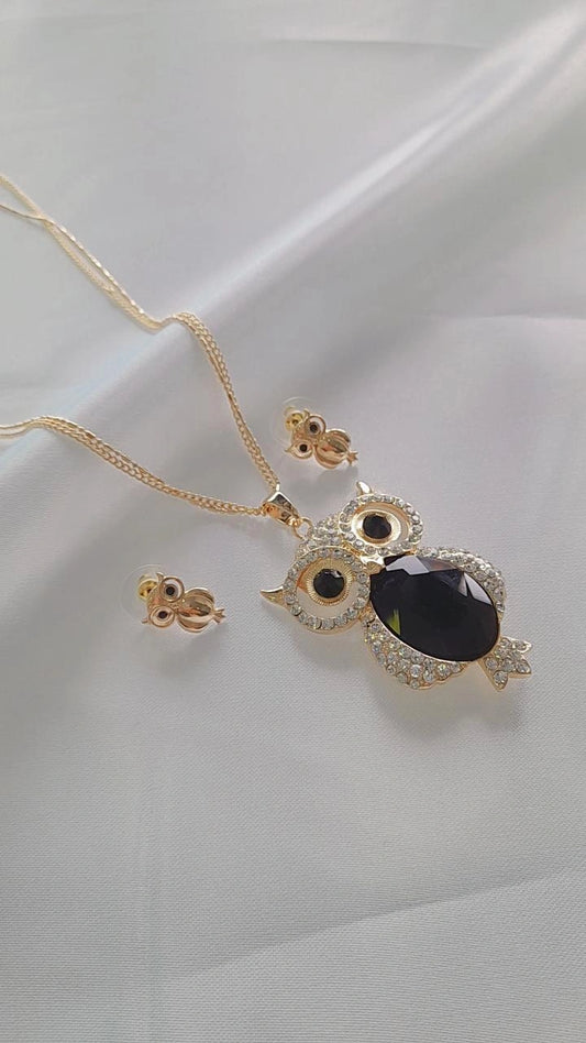 Corbatero búho negro.